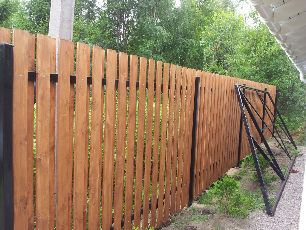 Забор с откатными воротами